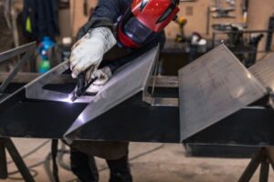 Soudeur au travail à l'atelier