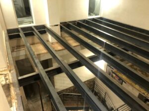 Charpente métallique en cours d'installation