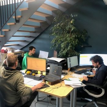 Bureau d'étude : trois personnes au travail à l'ordinateur