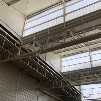 Zoom sur la charpente métallique d'un gymnase