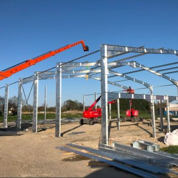 Charpente métallique en cours de construction